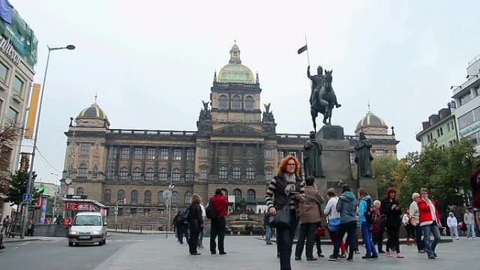布拉格国家博物馆，马上国王纪念碑，旅游胜地。欧洲、文化和风景的美丽照片。旅游观光，捷克共和国的旅游景