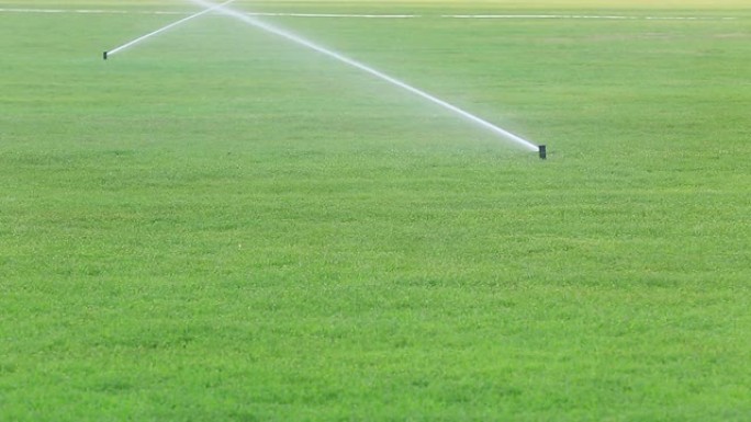 绿色草地自动浇水系统