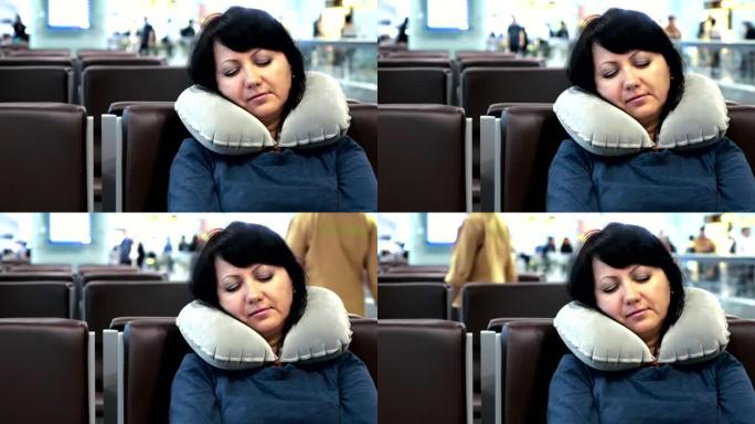 迷人的女人睡在机场候机区。