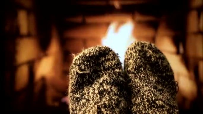 壁炉旁的羊毛袜脚