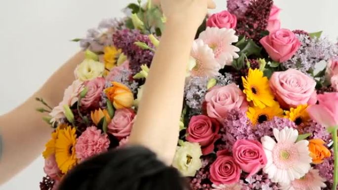 花店用各种五颜六色的花朵制成一束巨大的花束