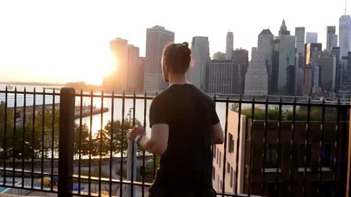 年轻人在纽约海滨日落时锻炼