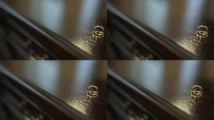 桌上的黄金结婚戒指-爱情背景