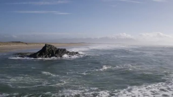 空中无人机拍摄的海浪在岩石上冲向天空