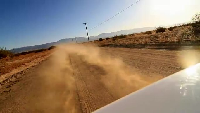 在沙漠土路上行驶时，摄像机安装在汽车后部