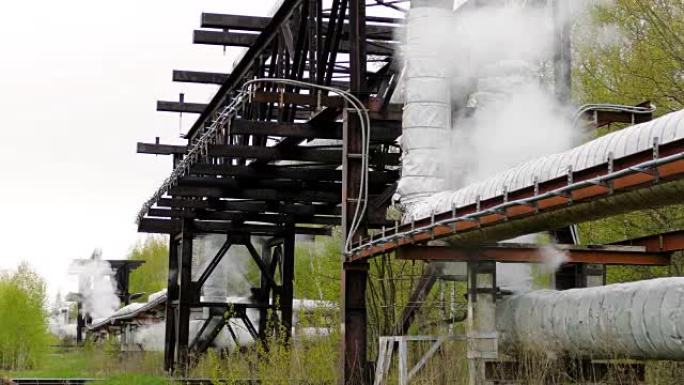管桥上的工业管道发出蒸汽射流