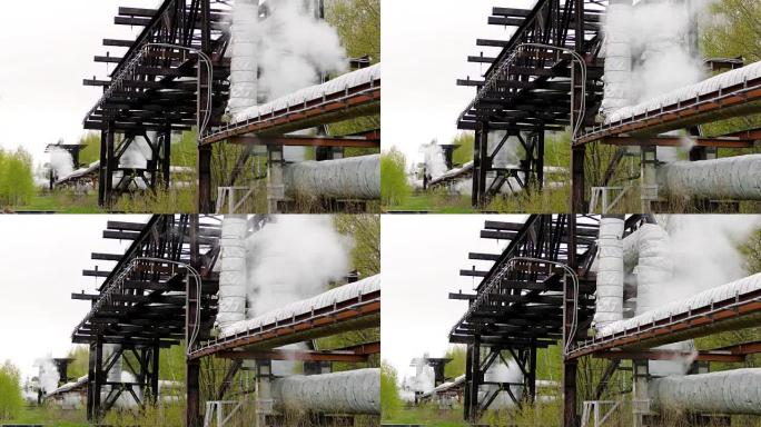 管桥上的工业管道发出蒸汽射流