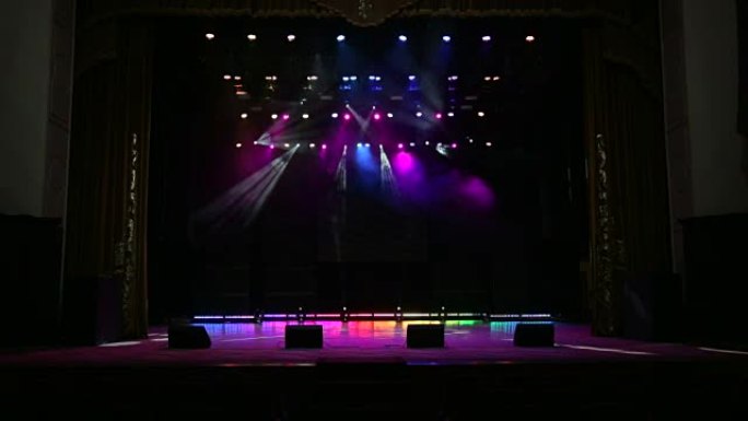 音乐会上的五彩聚光灯。舞台灯