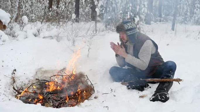 冬季篝火旁温暖的人