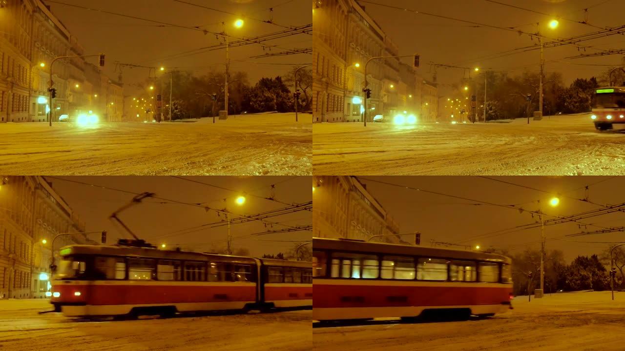 电车骑在冰雪覆盖的广场上，中欧，夜晚