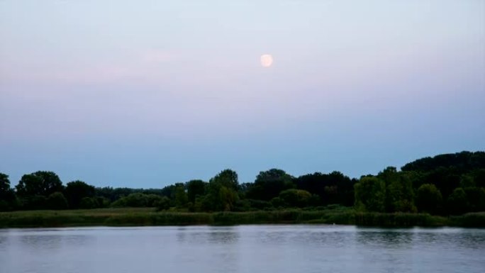 底特律河上空的延时月升