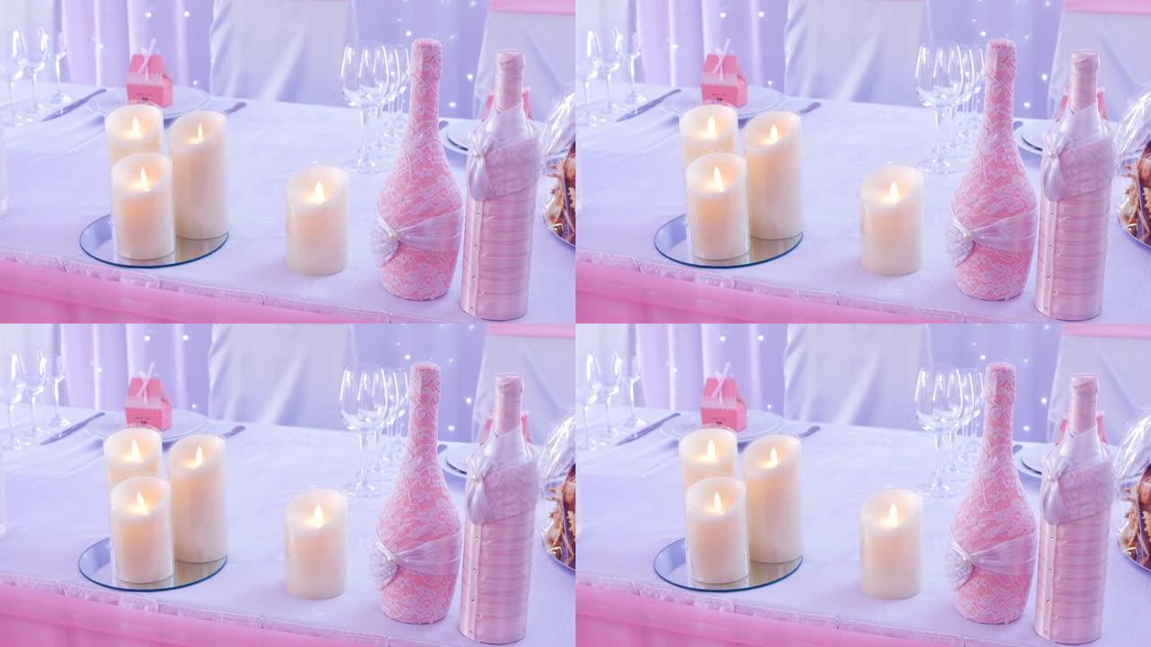 蜡烛和两瓶桌上的婚礼装饰