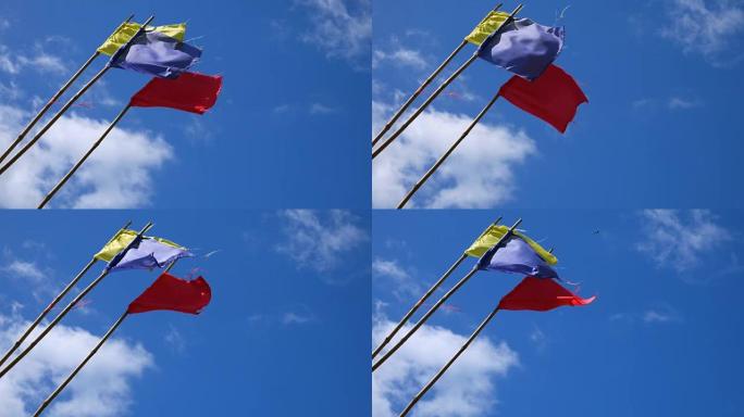 海滩上的三面旗帜对抗蓝天
