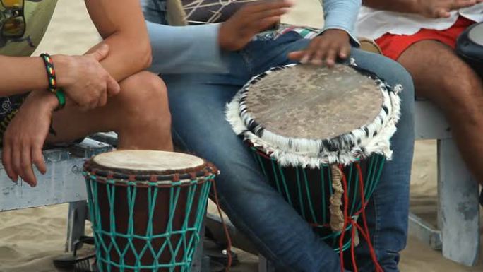 身份不明的男子在海滩上打鼓