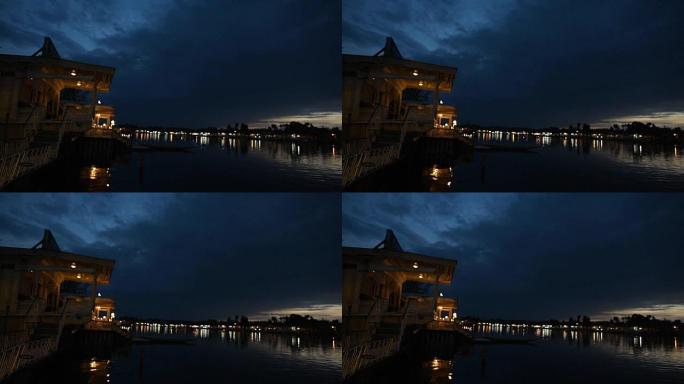 夜间船屋，斯利那加达尔湖的浮动豪华酒店。印度
