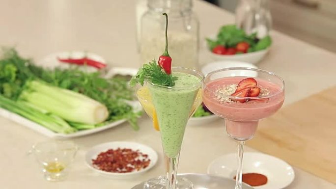 眼镜装饰的草莓，绿色蔬菜和柑橘冰沙的展示