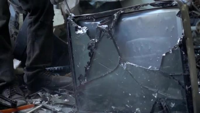 用锤子慢动作砸电视