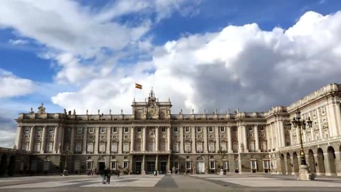 马德里皇宫上空多云的时间流逝