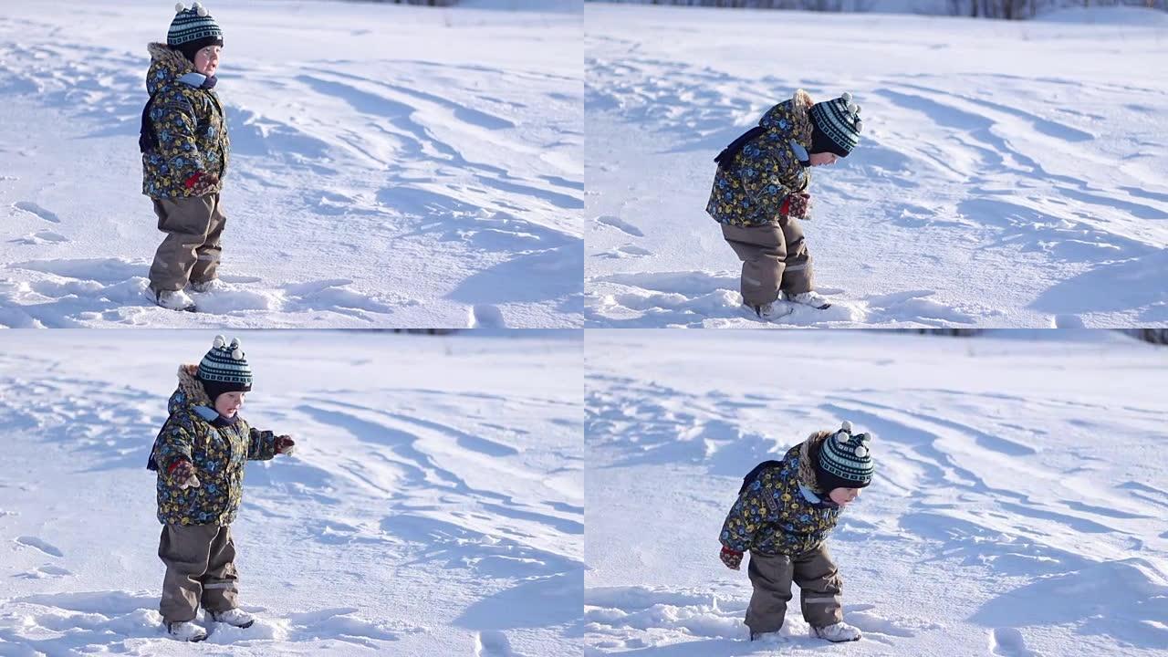 戴着冬帽的小男孩在雪地里玩耍