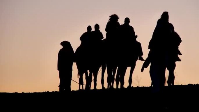 与骆驼一起在撒哈拉沙漠中的游客