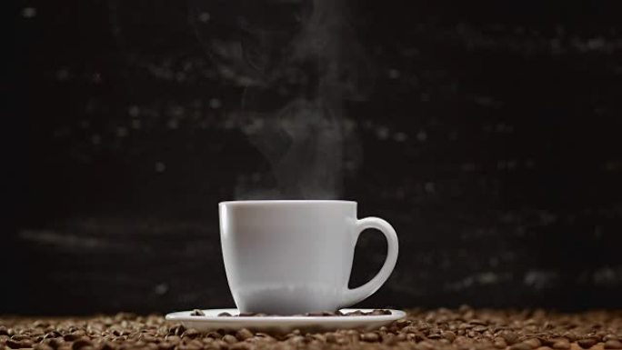 用4k UHD的白色杯子从咖啡壶中倒咖啡，周围是咖啡豆