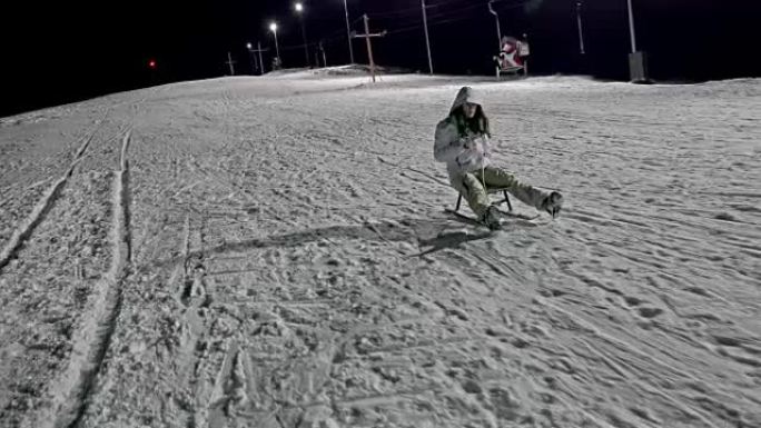 儿童在雪中滑雪和玩耍，在冬季雪中晚上雪橇时发生事故。UHD steadycam股票视频