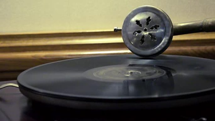 旧留声机的循环复古视频，播放唱片，特写