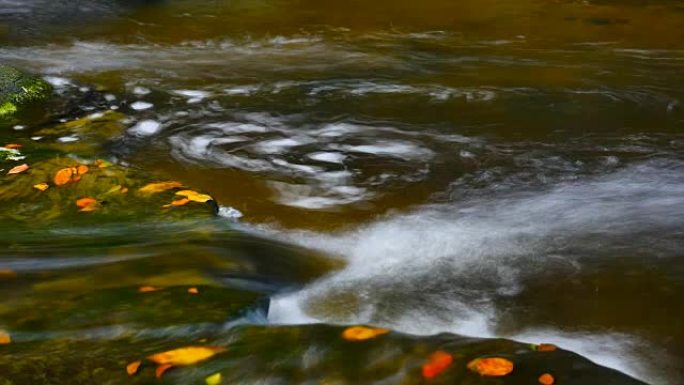 大自然的美丽未受破坏的淡水流过岩石秋天的色彩
