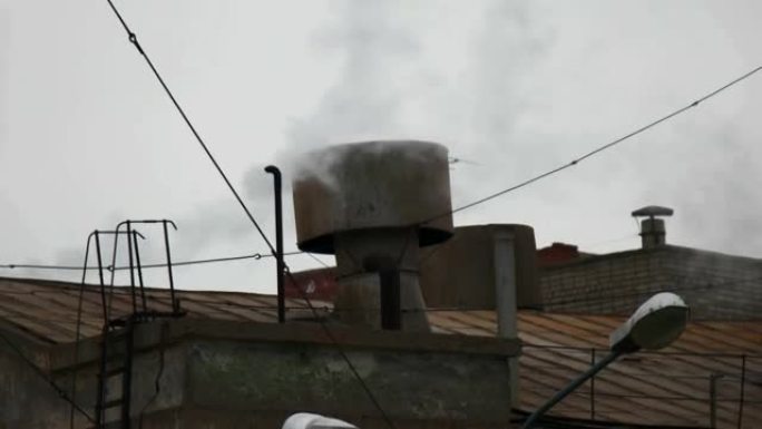 蒸汽飞过的旧电厂屋顶