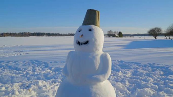 近距离观察带桶的大雪人