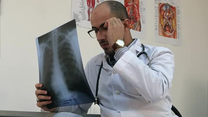集中年轻男性医生检查胸部x光片图像