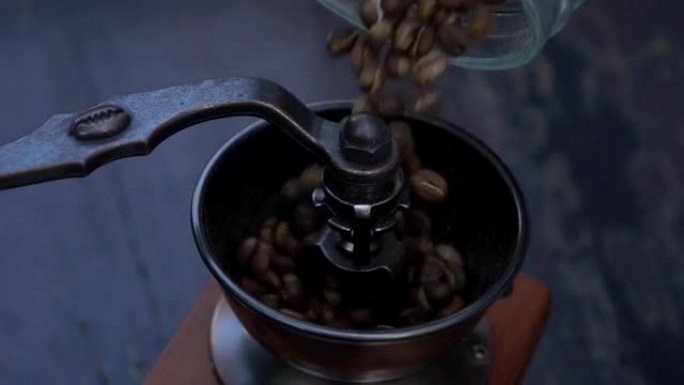 咖啡豆正在慢动作的咖啡研磨机中填充