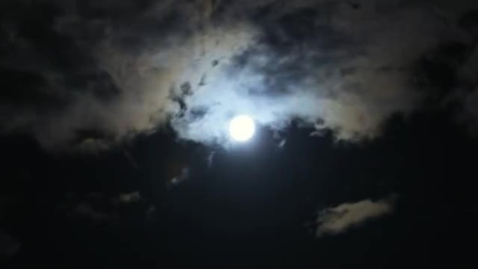 恐怖的满月和黑夜的乌云4k