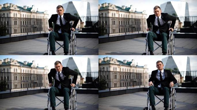 残障商人试图从户外轮椅上站起来