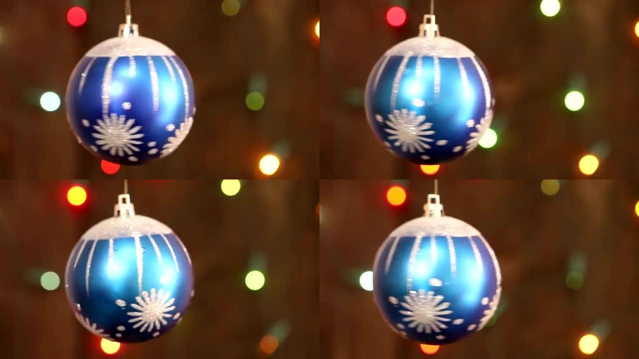 圣诞树上的一堆蓝色球。