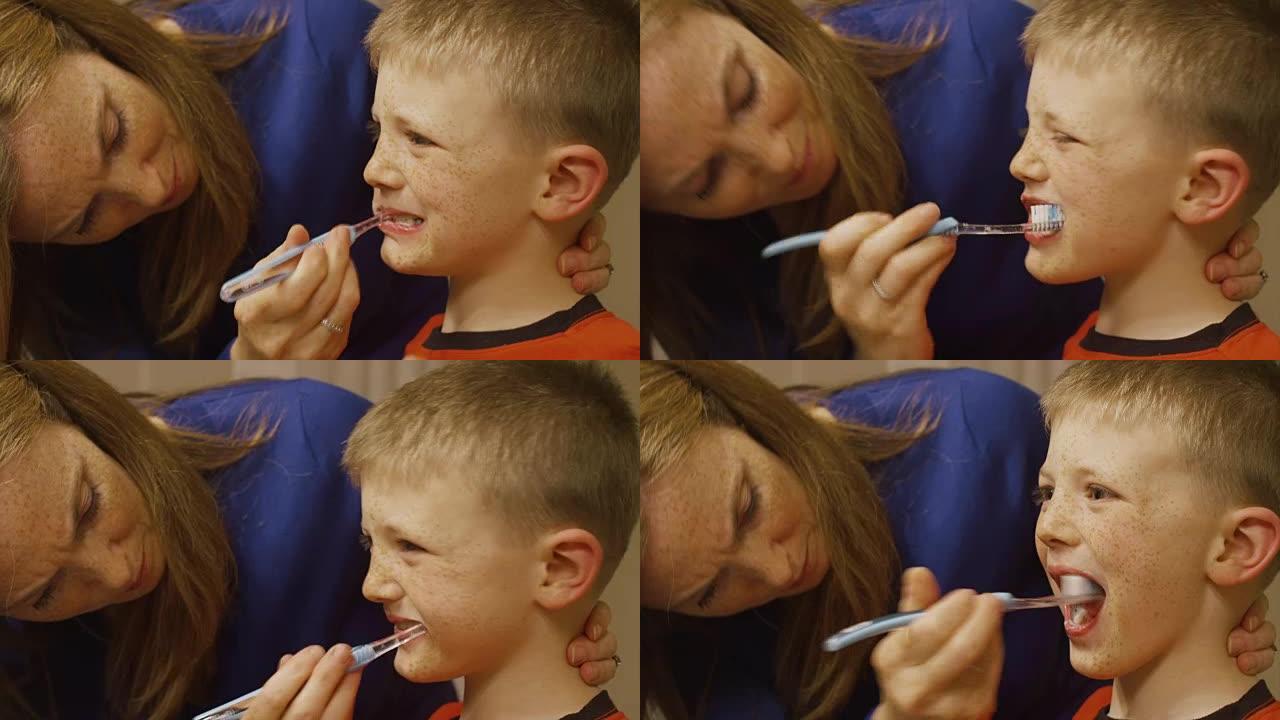 母亲帮助儿子刷牙