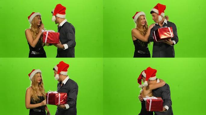 男人给他惊讶的女朋友送圣诞礼物。绿屏