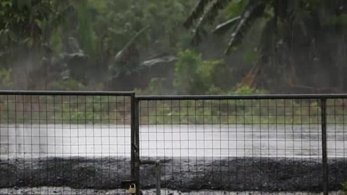 下雨的时候在街上飞驰的汽车下雨天公路