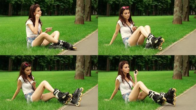 女孩正坐在滚筒上的草坪上，并插入入耳式耳机