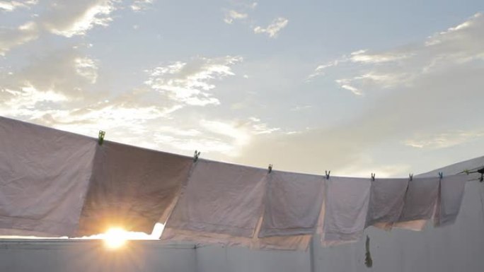 新鲜的白色洗衣房，蓝天和阳光