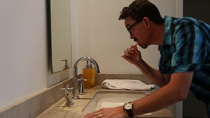 酒店男子刷牙节水