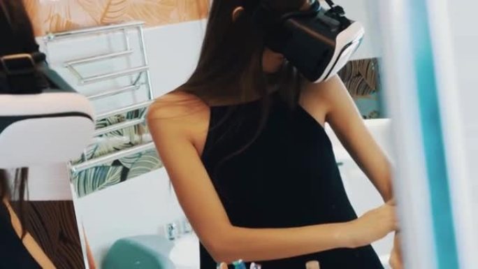 女孩呆在浴室的镜子前，头上戴着虚拟现实眼镜