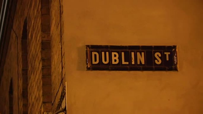 房子墙上的都柏林街标志