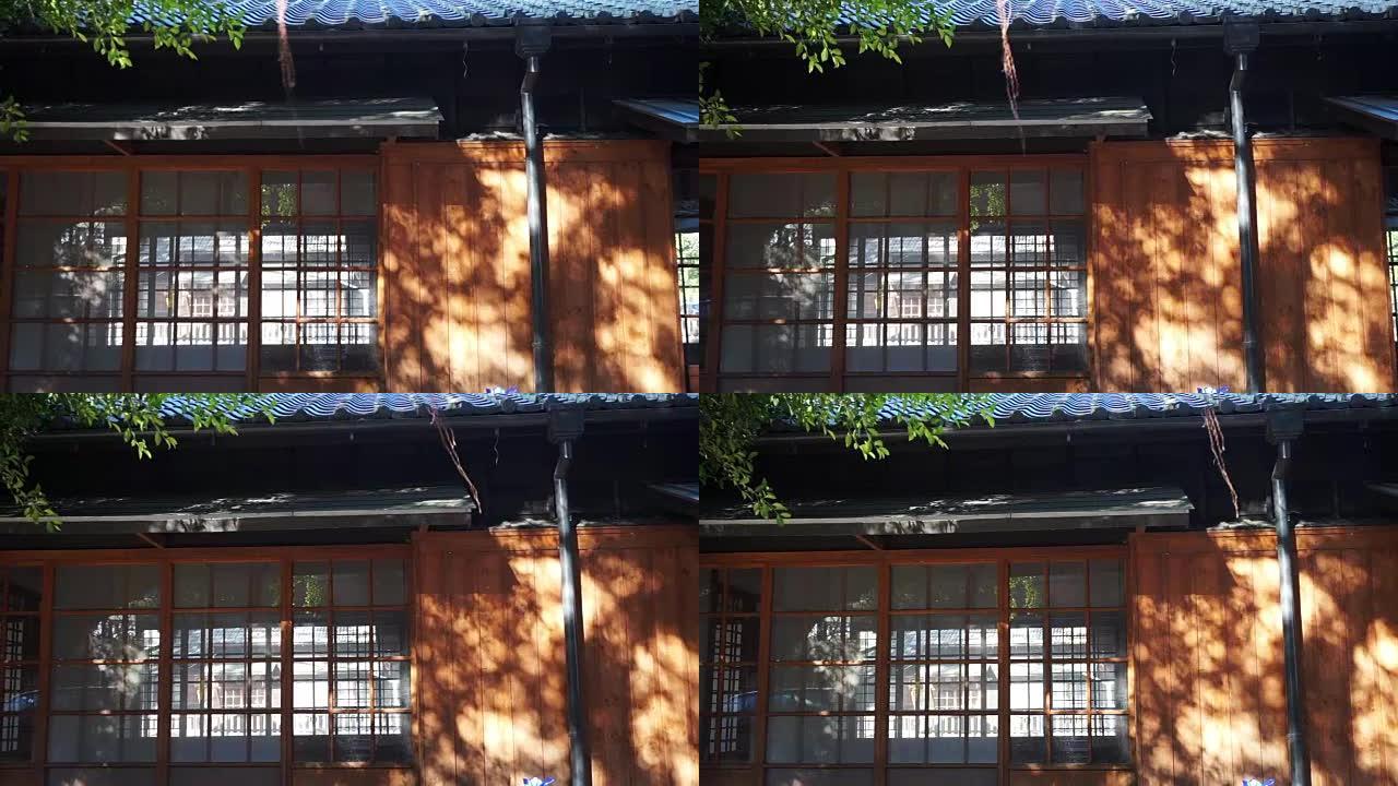 传统经典日式建筑。带玻璃的木屋