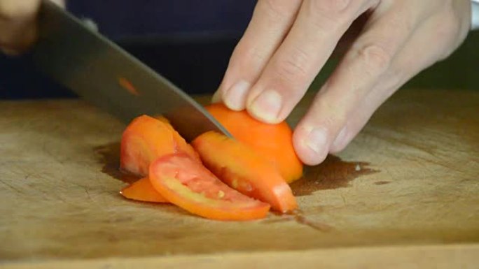 手握刀将番茄切成薄片