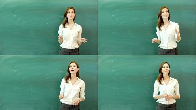 快乐老师站在黑板前，对着镜头说话