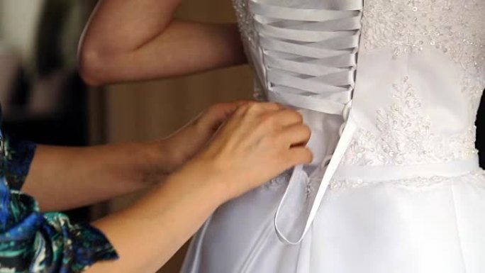 新娘穿上她的白色婚纱