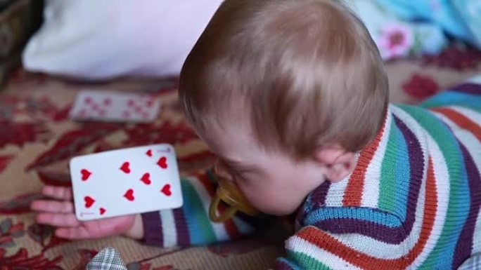 婴儿在床上玩牌的特写镜头