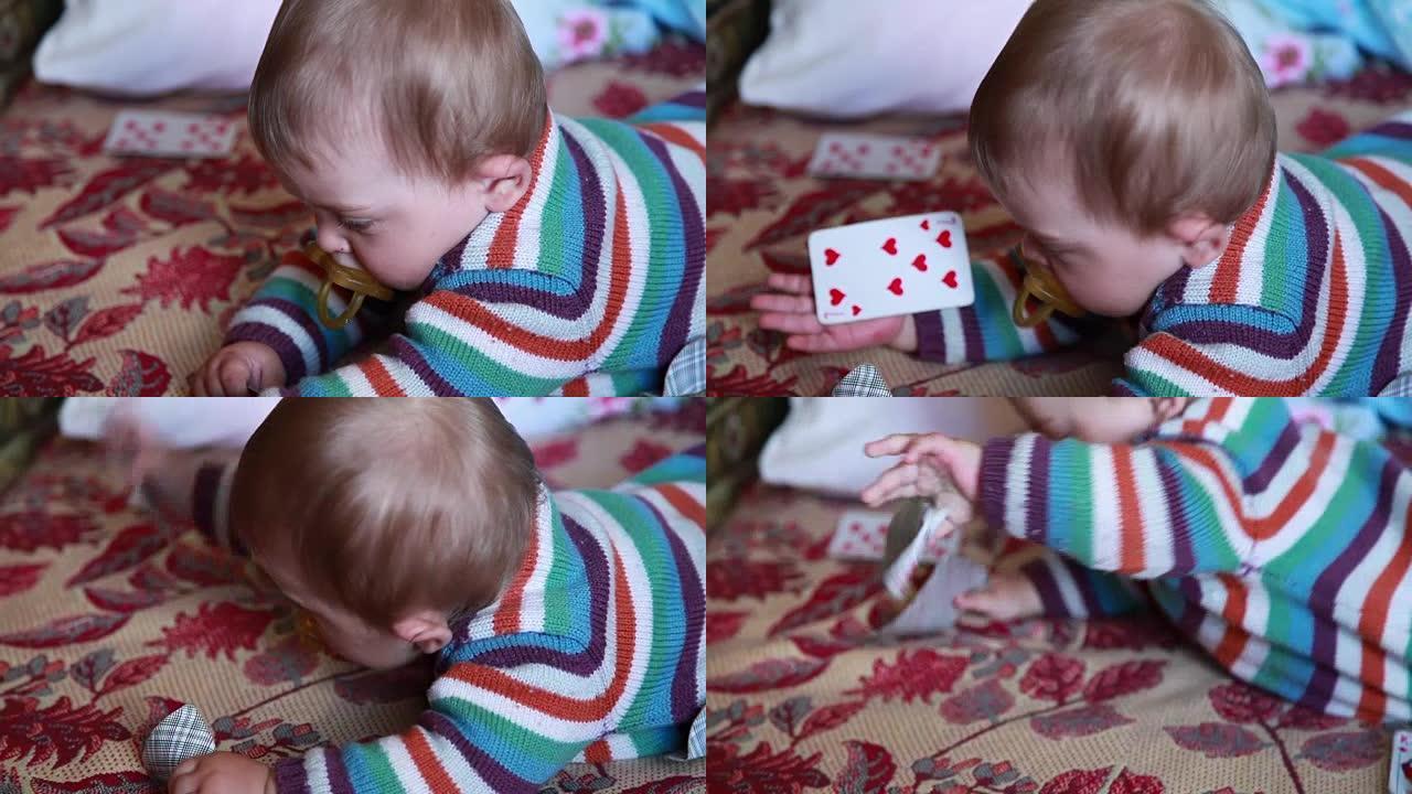 婴儿在床上玩牌的特写镜头