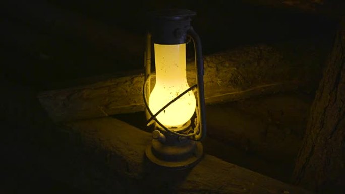木屋里的一盏明亮的黄色灯